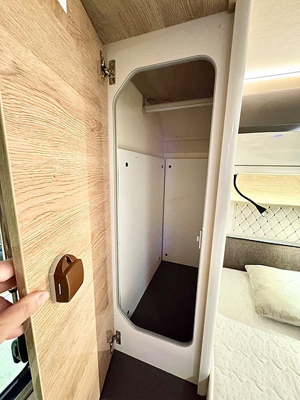 Mobilvetta K-YACHT KEA I 90 Automat Face-To-Face Solpanel Inverter Drag 4-bädd 25 of 30