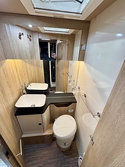 Mobilvetta K-YACHT KEA I 90 Automat Face-To-Face Solpanel Inverter Drag 4-bädd 21 of 30