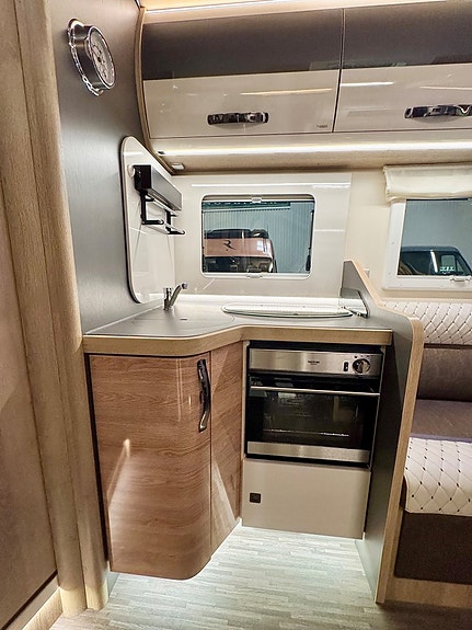Mobilvetta K-YACHT KEA I 90 Automat Face-To-Face Solpanel Inverter Drag 4-bädd 18 of 30