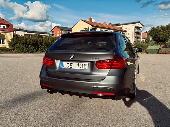 BMW 328i 3 of 5
