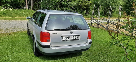 Volkswagen Passat 2 of 3
