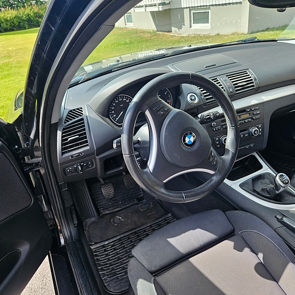 BMW 118d 3 of 5