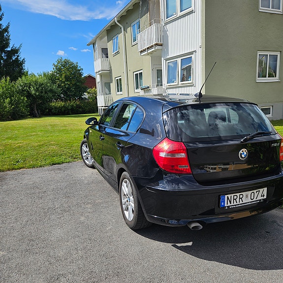BMW 118d 2 of 5