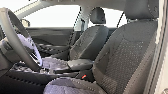 Volkswagen T-Roc 8 of 12
