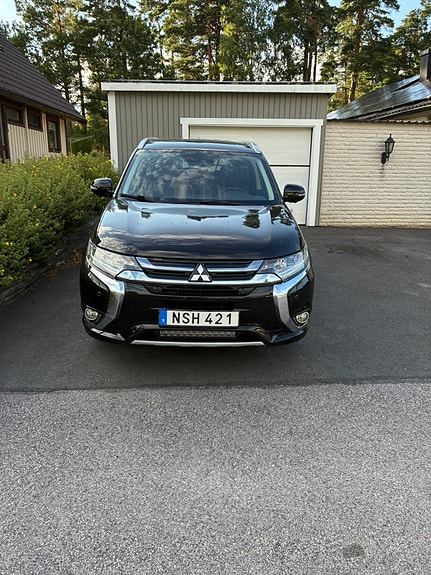 Mitsubishi Outlander 2 of 5