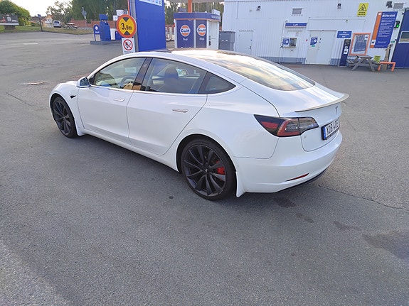 Tesla Model 3 4 of 5
