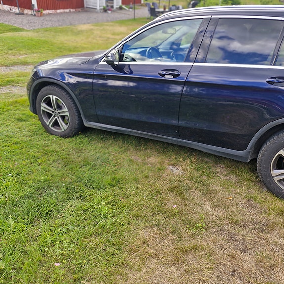 Mercedes-Benz GLC220 d 2 of 5