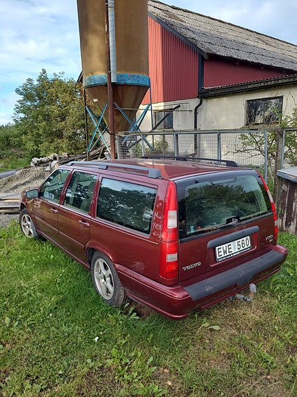 Volvo V70 2 of 5