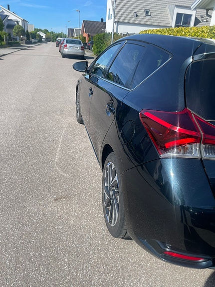 Toyota Auris 2 of 5