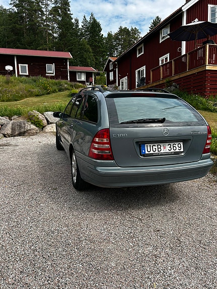 Mercedes-Benz C180 2 of 8