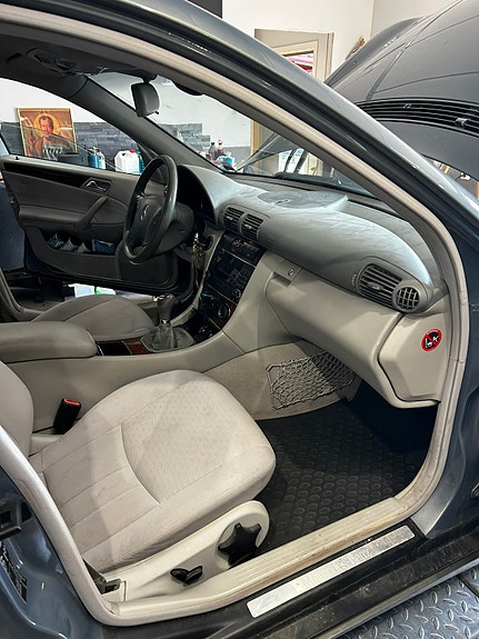 Mercedes-Benz C180 3 of 8