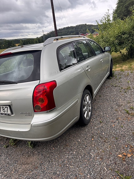 Toyota Avensis 2 of 5