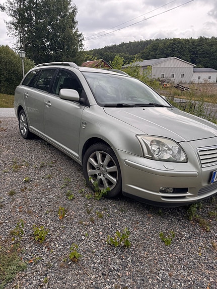Toyota Avensis 4 of 5