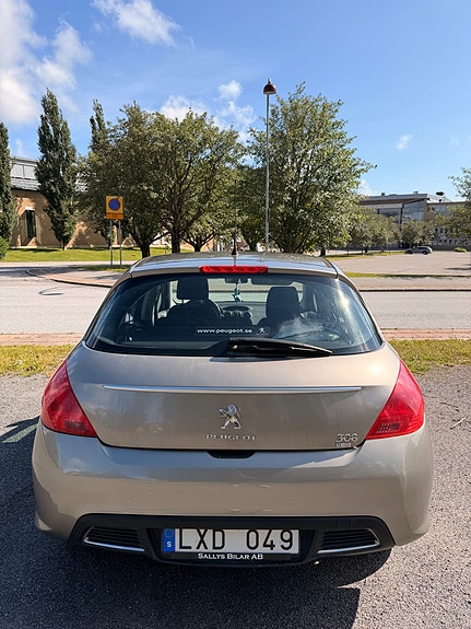 Peugeot 308 2 of 5