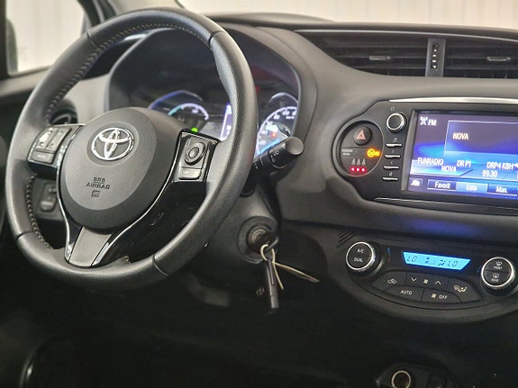 Toyota Yaris 13 of 18