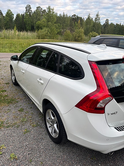 Volvo V60 2 of 8