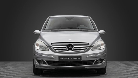 Mercedes-Benz B200 2 of 5