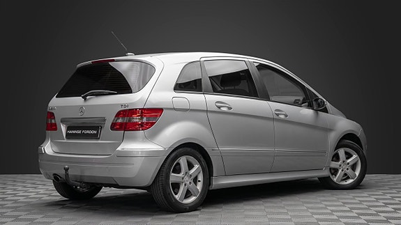 Mercedes-Benz B200 4 of 5