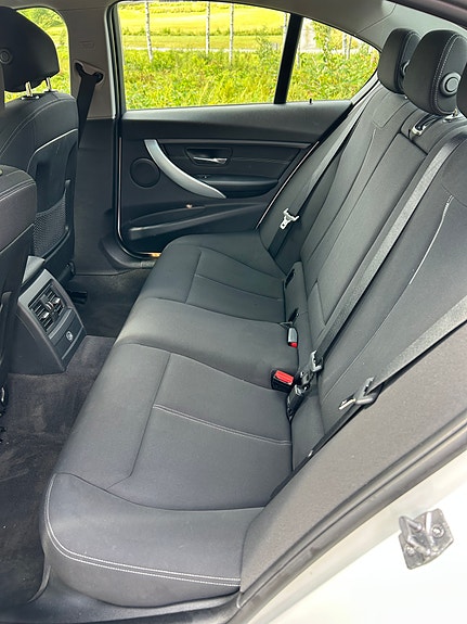 BMW 320i 5 of 5