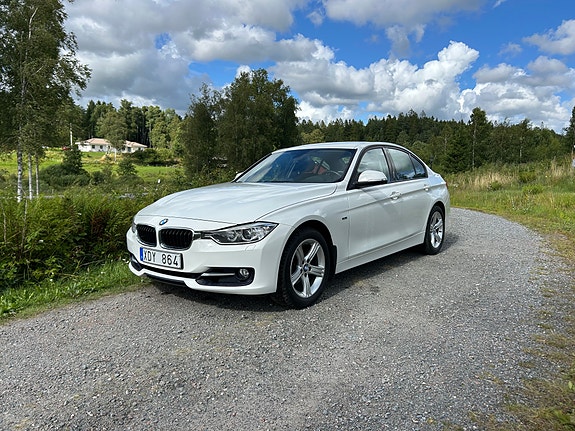 BMW 320i 3 of 5