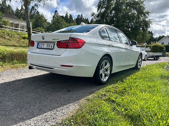 BMW 320i 2 of 5