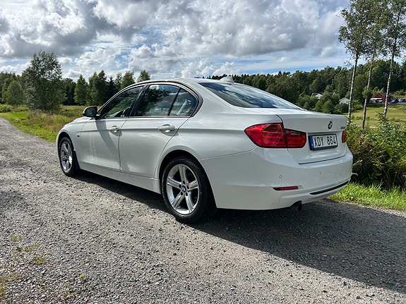 BMW 320i 4 of 5