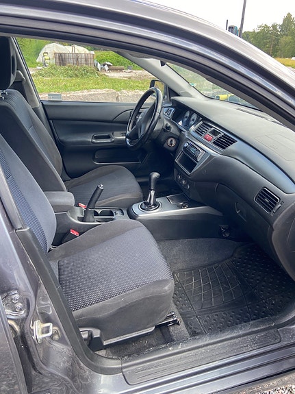Mitsubishi Lancer 6 of 9