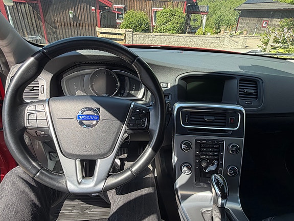 Volvo V60 2 of 7