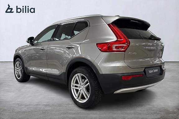 Volvo XC40 2 of 5