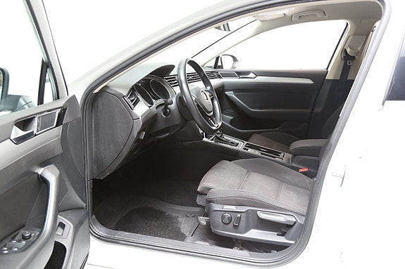 Volkswagen Passat 8 of 29