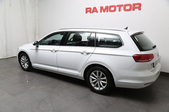 Volkswagen Passat 4 of 29