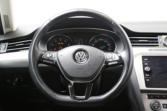 Volkswagen Passat 15 of 29