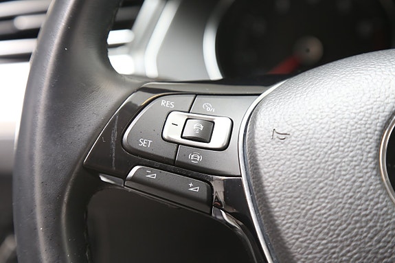 Volkswagen Passat 16 of 29