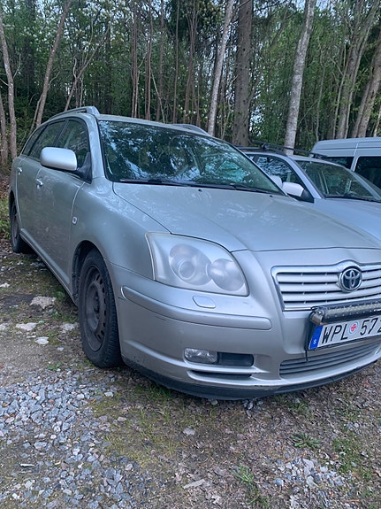 Toyota Avensis 2 of 5