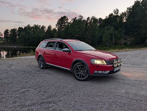 Volkswagen Passat Alltrack 2 of 4