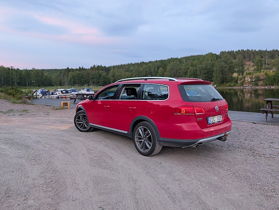 Volkswagen Passat Alltrack 3 of 4