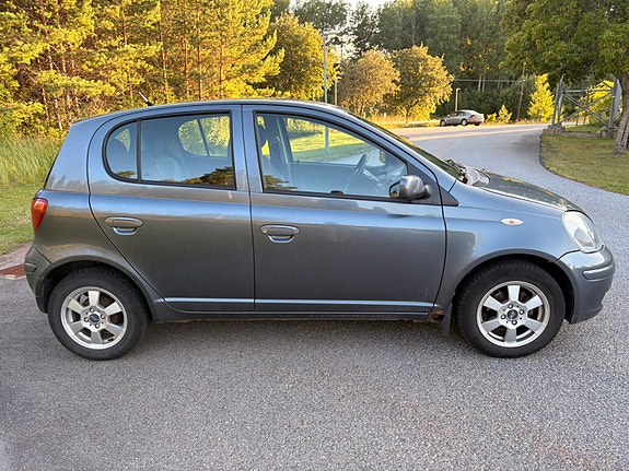 Toyota Yaris 4 of 5
