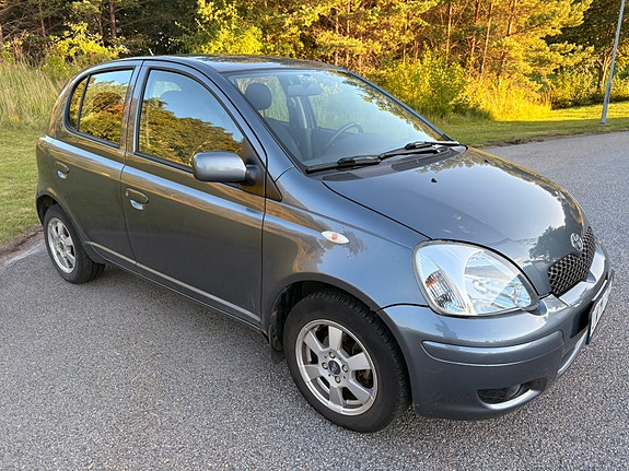 Toyota Yaris 2 of 5