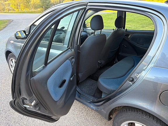 Toyota Yaris 12 of 22
