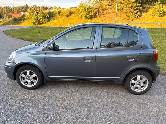 Toyota Yaris 3 of 5