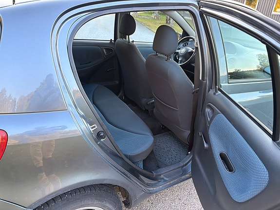 Toyota Yaris 13 of 22
