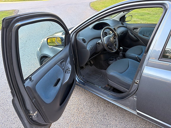 Toyota Yaris 7 of 22