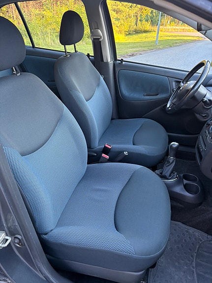 Toyota Yaris 9 of 22