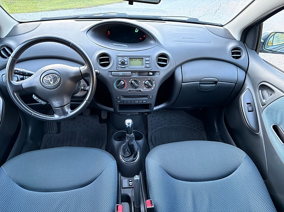 Toyota Yaris 10 of 22