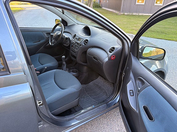 Toyota Yaris 8 of 22