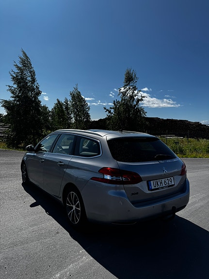 Peugeot 308 SW 2 of 5