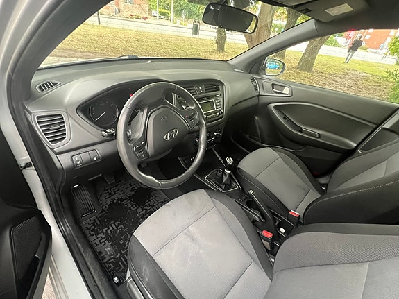 Hyundai i20 4 of 8