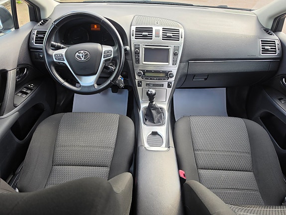 Toyota Avensis 8 of 12