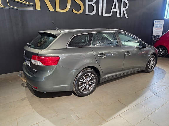 Toyota Avensis 5 of 5