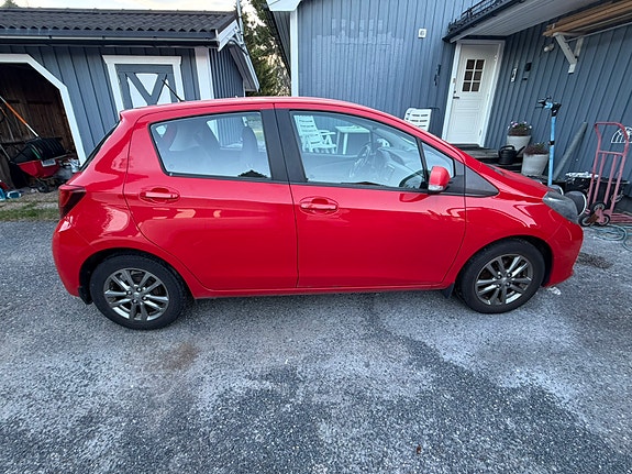 Toyota Yaris 2 of 10